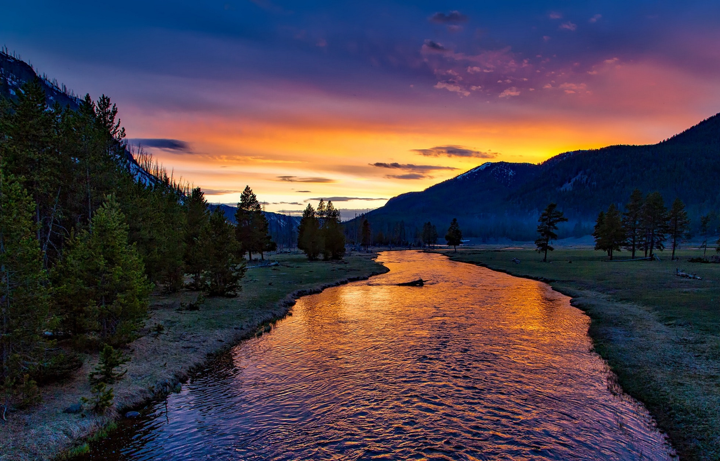 River at night (photo)